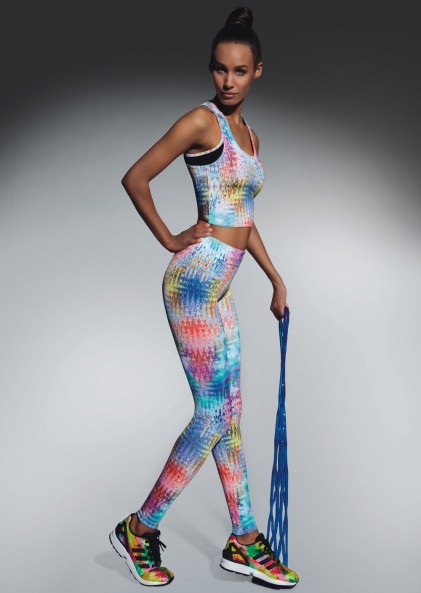 Modeling sports leggings TESSERA 90 with a colorful print
